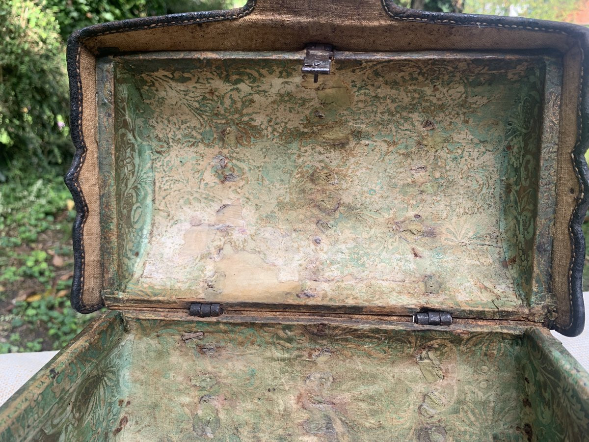 Italy 17th Cty, Rare Leather Box With Rounded Profile, With Original Interior Paper-photo-2