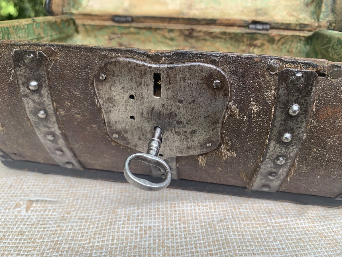 Italy 17th Cty, Rare Leather Box With Rounded Profile, With Original Interior Paper-photo-3