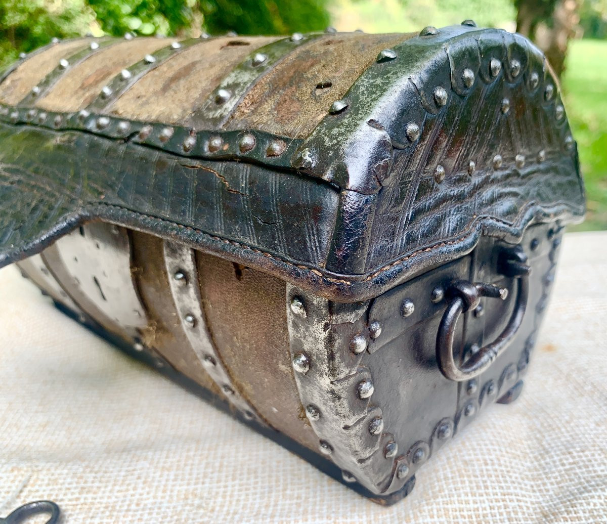 Italy 17th Cty, Rare Leather Box With Rounded Profile, With Original Interior Paper-photo-4