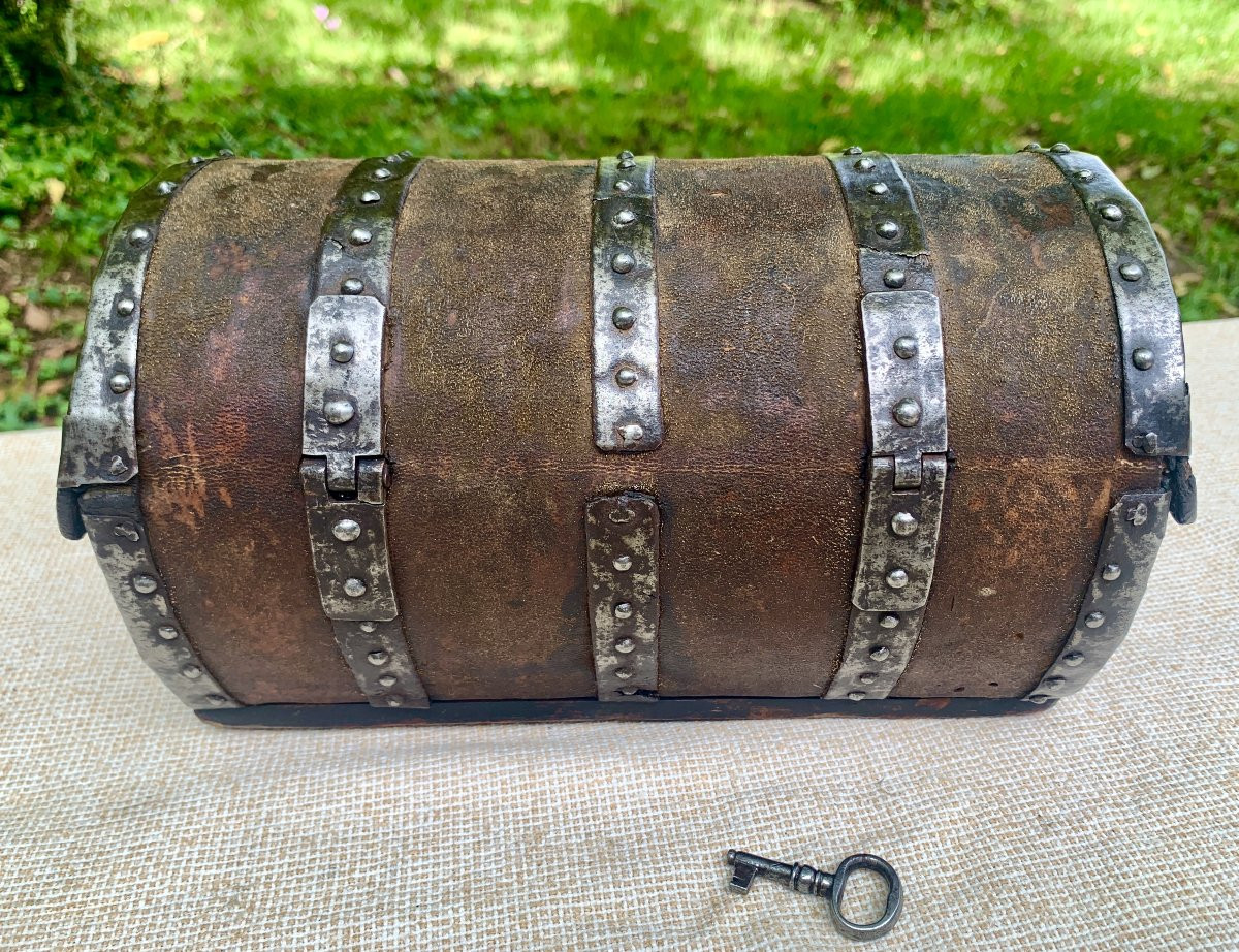 Italy 17th Cty, Rare Leather Box With Rounded Profile, With Original Interior Paper-photo-7