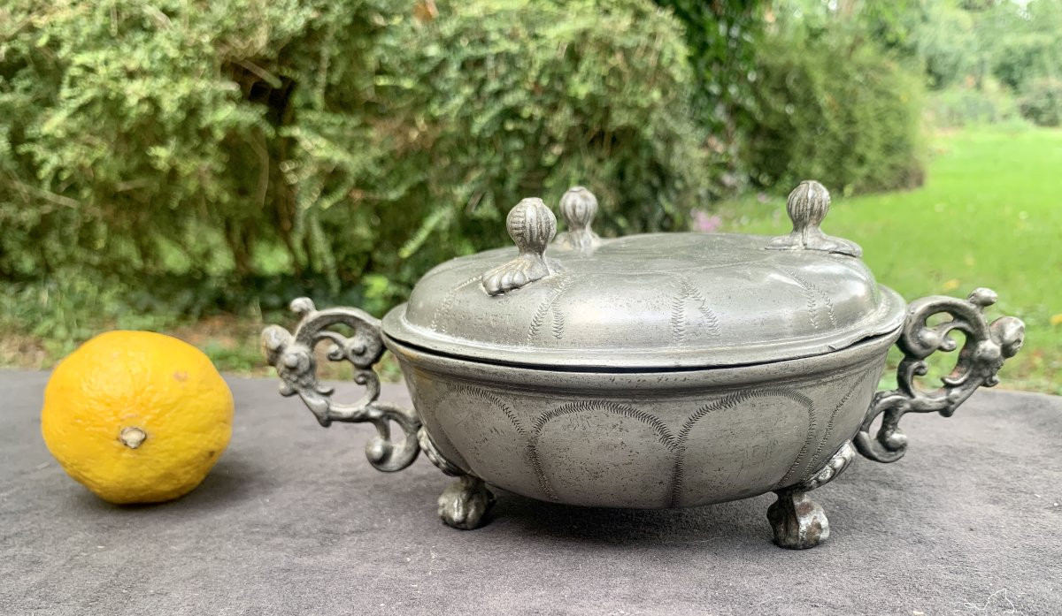 Ecuelle couverte étain Bâle Suisse XVIIIe s anses anthropomorphes-photo-1