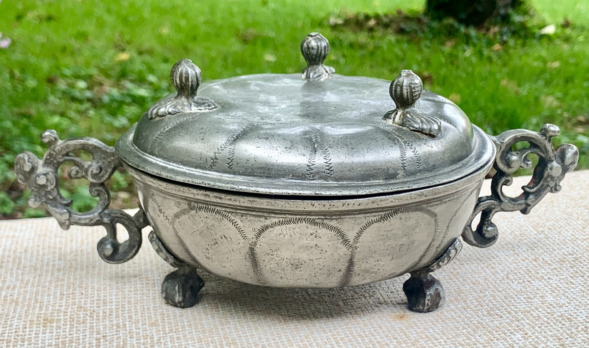 Ecuelle couverte étain Bâle Suisse XVIIIe s anses anthropomorphes