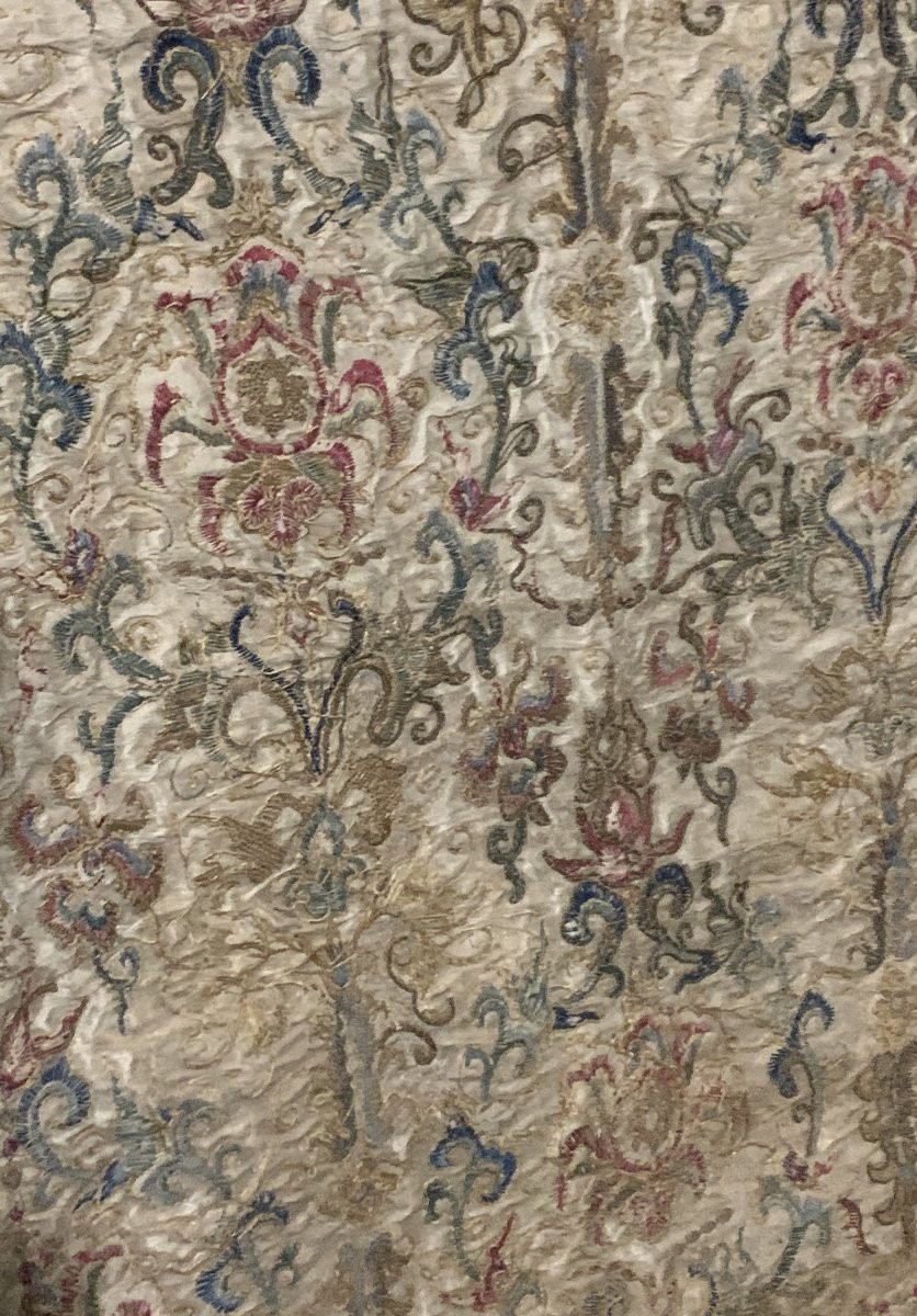 Italie XVIIe s tissu soie brodé de fils or & argent, riche composition motifs floraux-photo-1