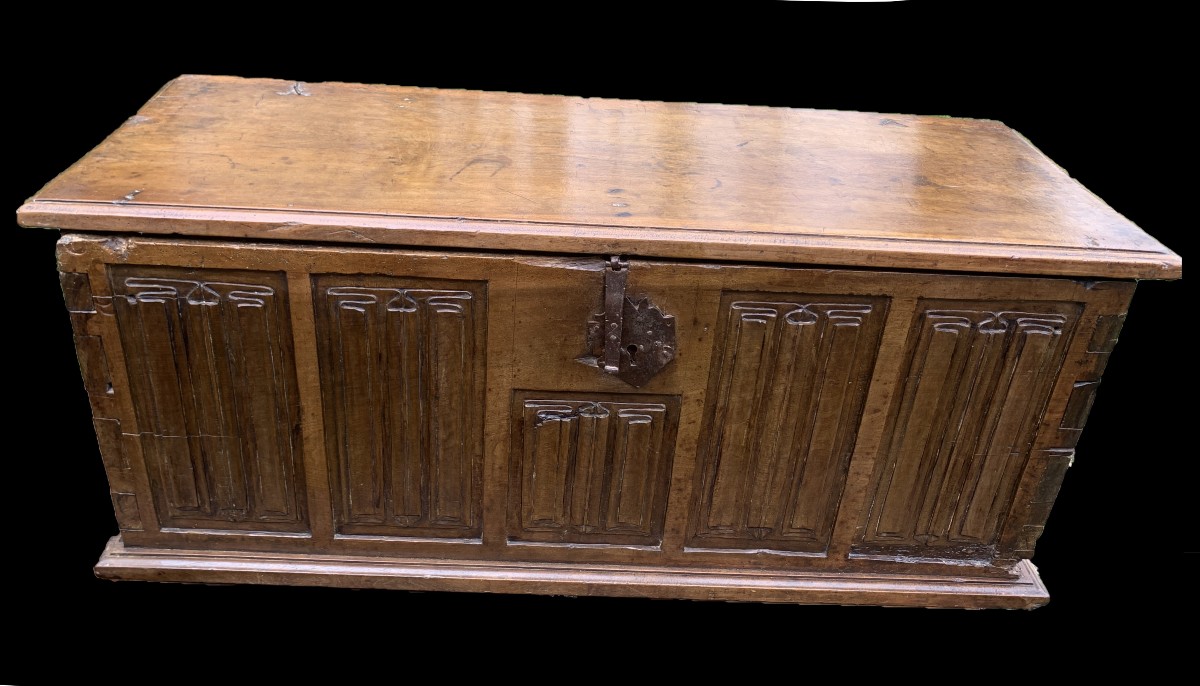 Coffre noyer blond sculpté époque gothique (fin XVe s), panneaux à plis de serviette serrés