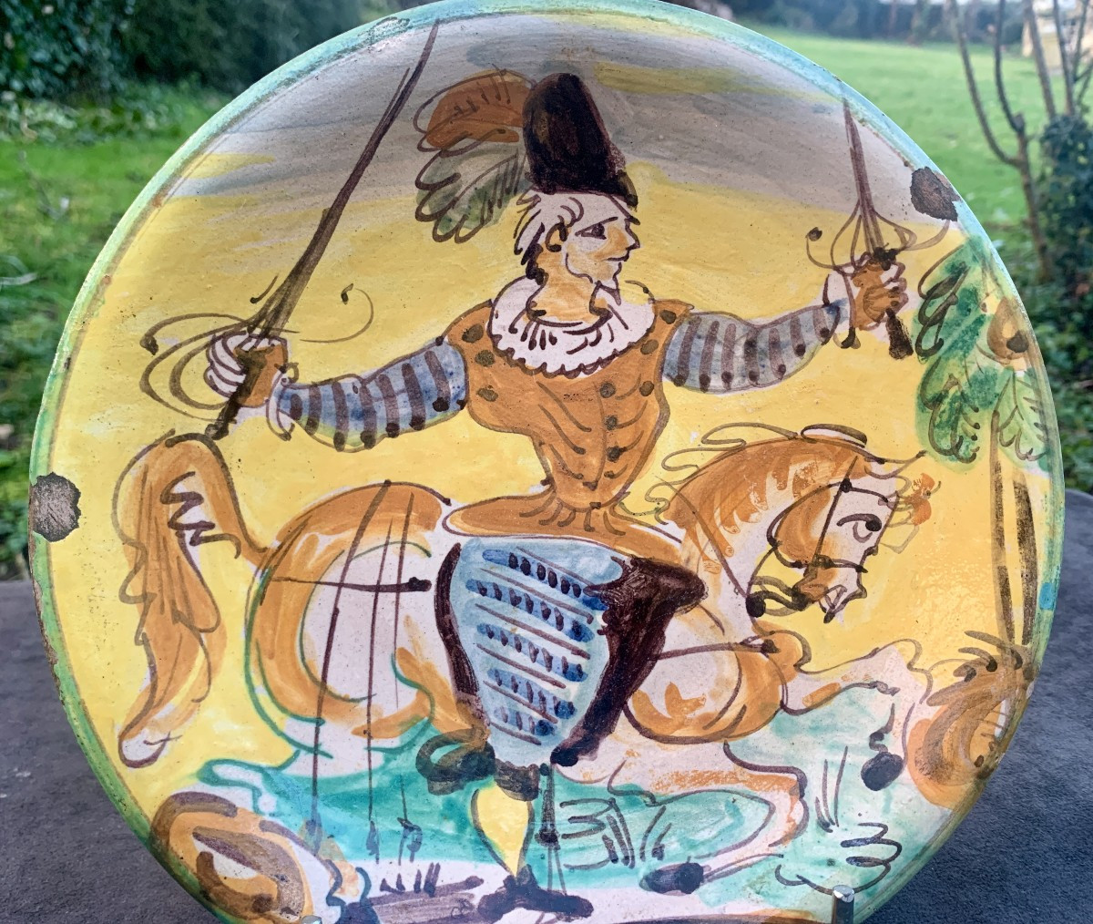 1. Plat faïence MONTELLUPO (Toscane) à fond jauneXVII e s, cavalier au drapeau -photo-2