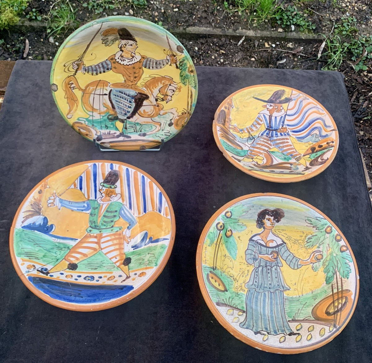 1. Plat faïence MONTELLUPO (Toscane) à fond jauneXVII e s, cavalier au drapeau -photo-1