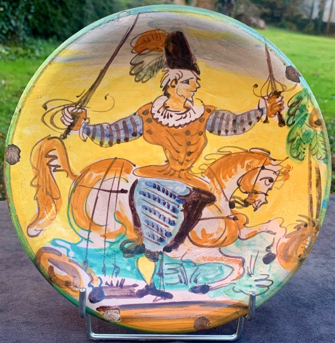 1. Plat faïence MONTELLUPO (Toscane) à fond jauneXVII e s, cavalier au drapeau 