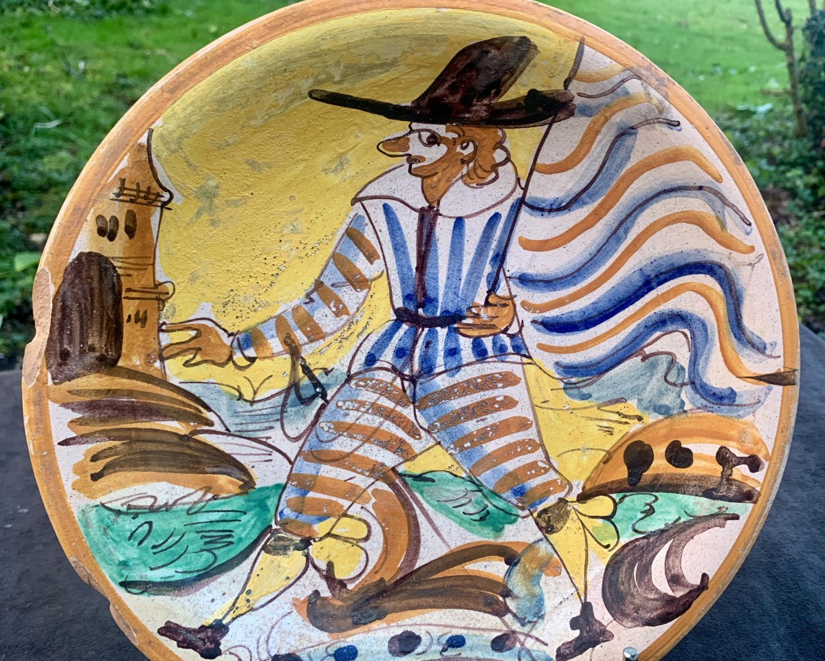 2. Plat faïence MONTELLUPO (Tosacne) à fond jaune XVII e s, soldat au drapant flottant-photo-2