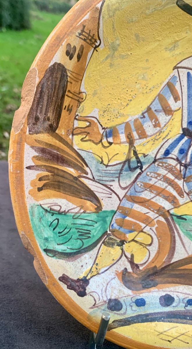 2. Plat faïence MONTELLUPO (Tosacne) à fond jaune XVII e s, soldat au drapant flottant-photo-4