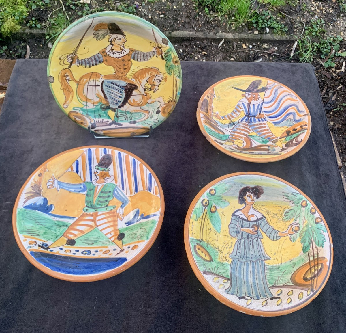 2. Plat faïence MONTELLUPO (Tosacne) à fond jaune XVII e s, soldat au drapant flottant-photo-2