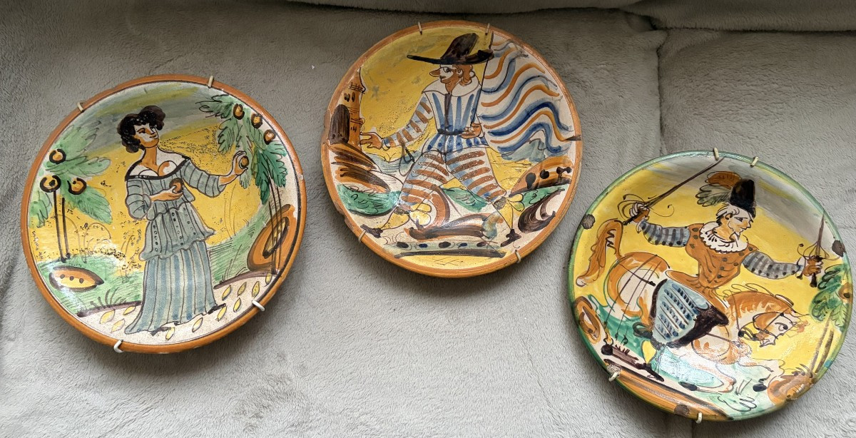 2. Plat faïence MONTELLUPO (Tosacne) à fond jaune XVII e s, soldat au drapant flottant-photo-3