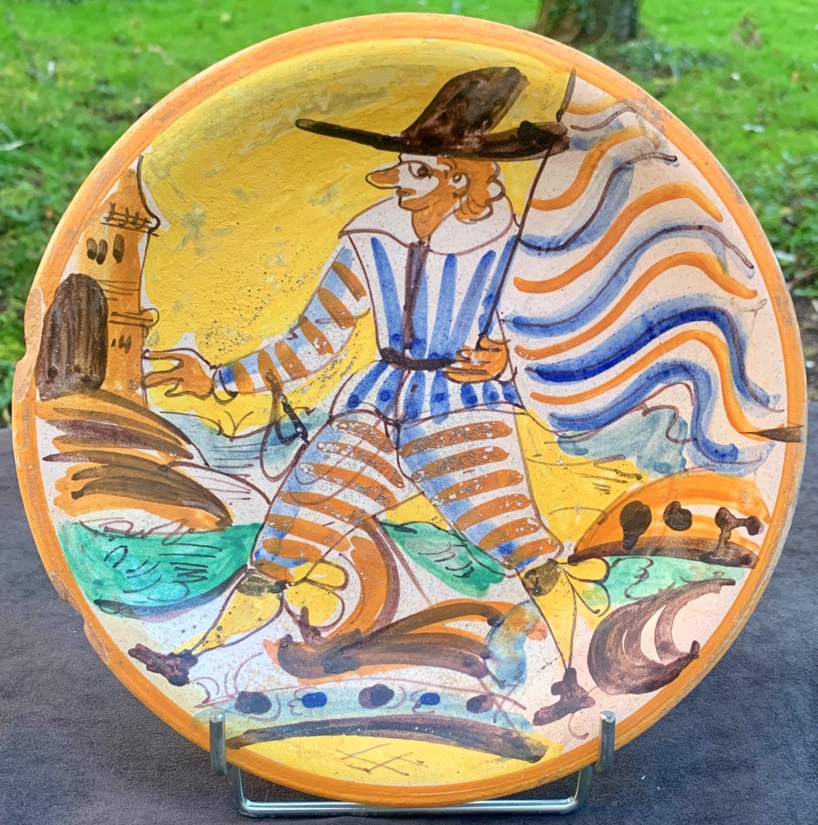 2. Plat faïence MONTELLUPO (Tosacne) à fond jaune XVII e s, soldat au drapant flottant