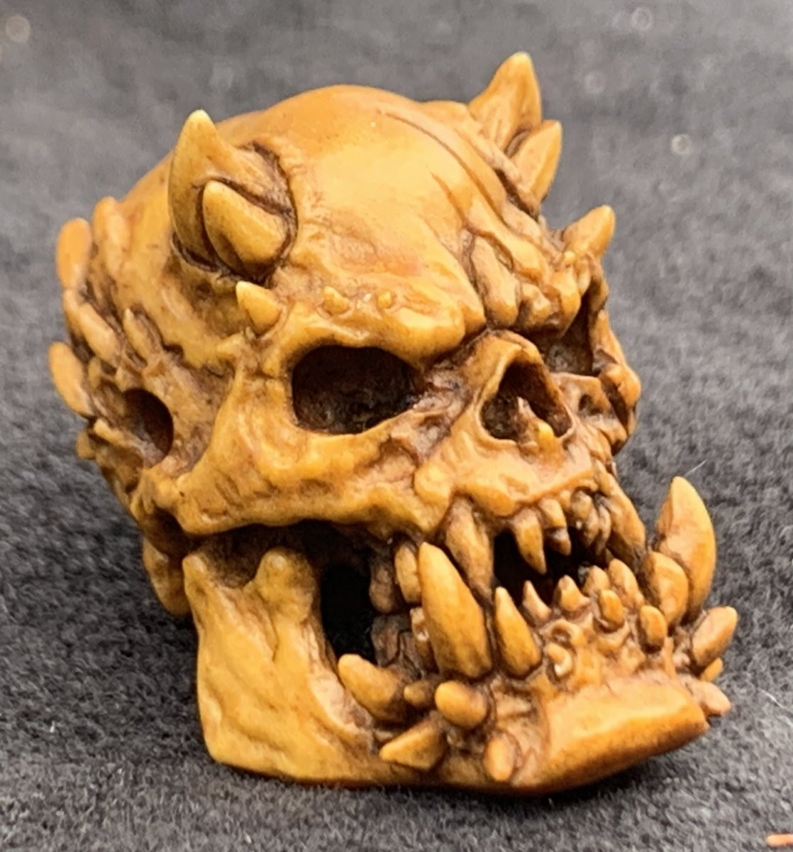 Cabinet de curiosités: memento mori/crâne de démon, bois de cerf sculpté -photo-6