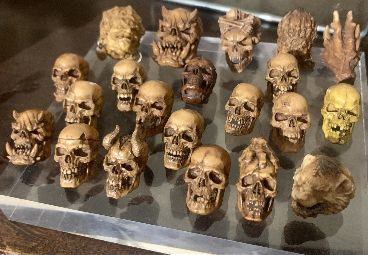 Cabinet de curiosités: memento mori/crâne de démon, bois de cerf sculpté -photo-7