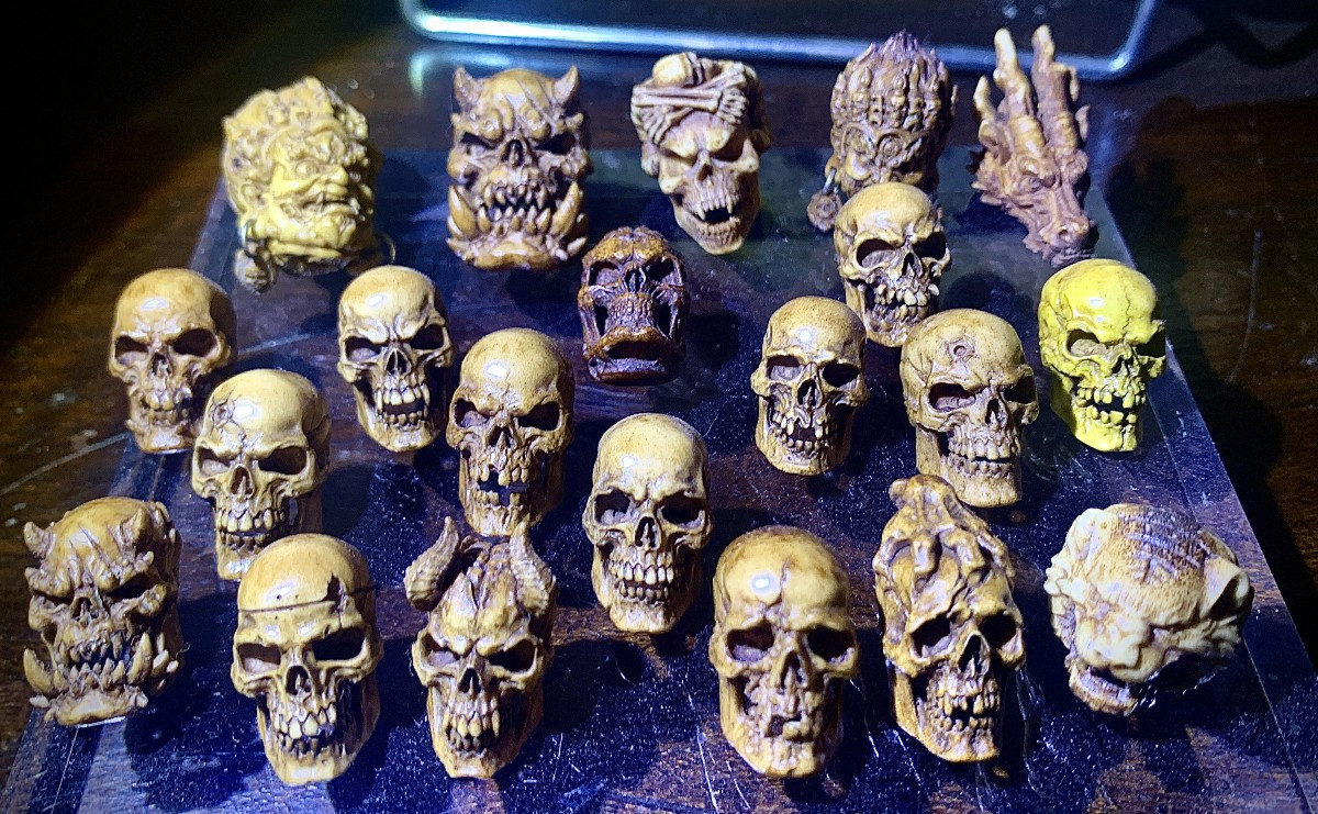 Cabinet de curiosités: memento mori/crâne de démon, bois de cerf sculpté -photo-8