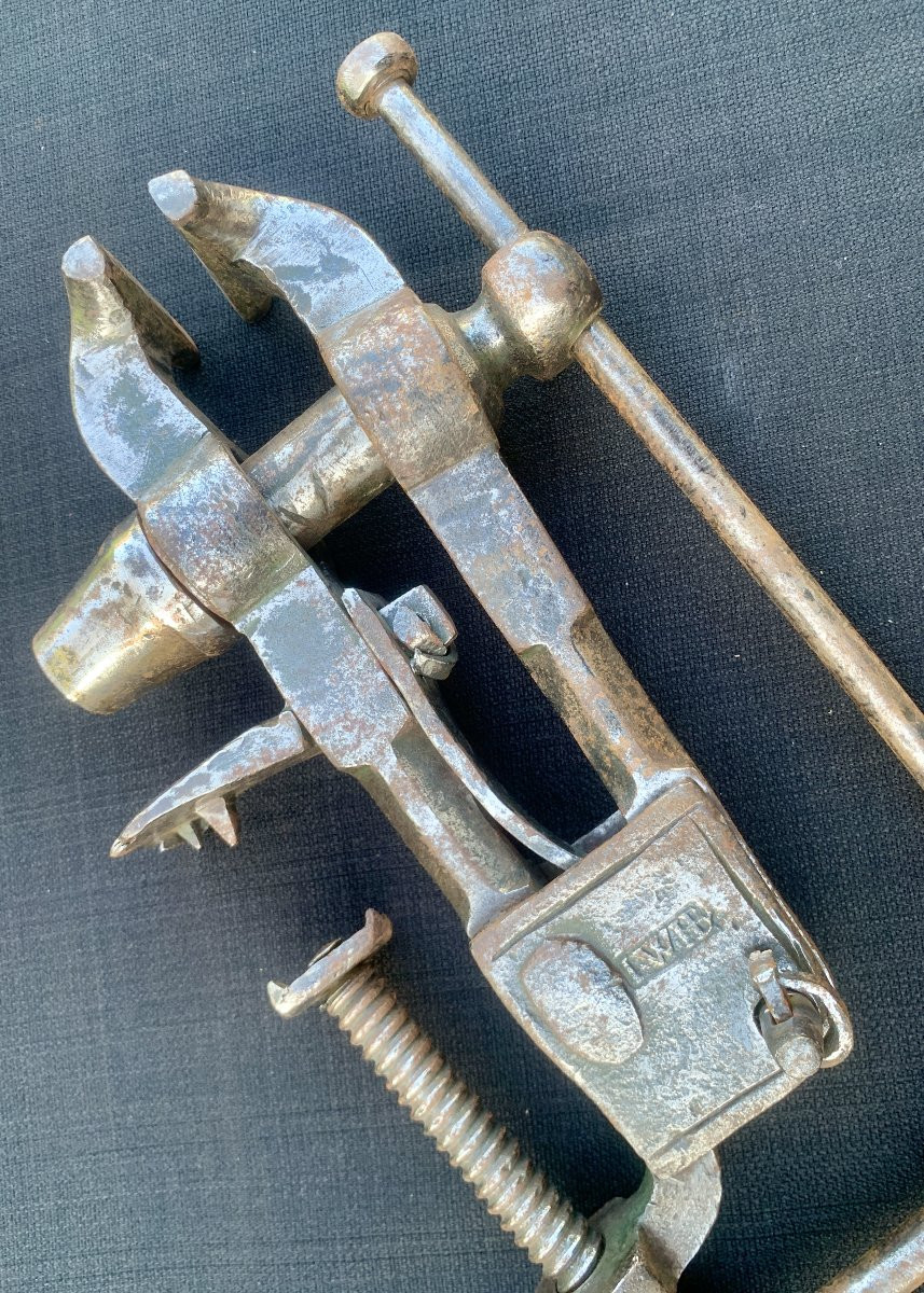 Large Iron Vice, Marked With Initials, 17th Or 18th C.-photo-3