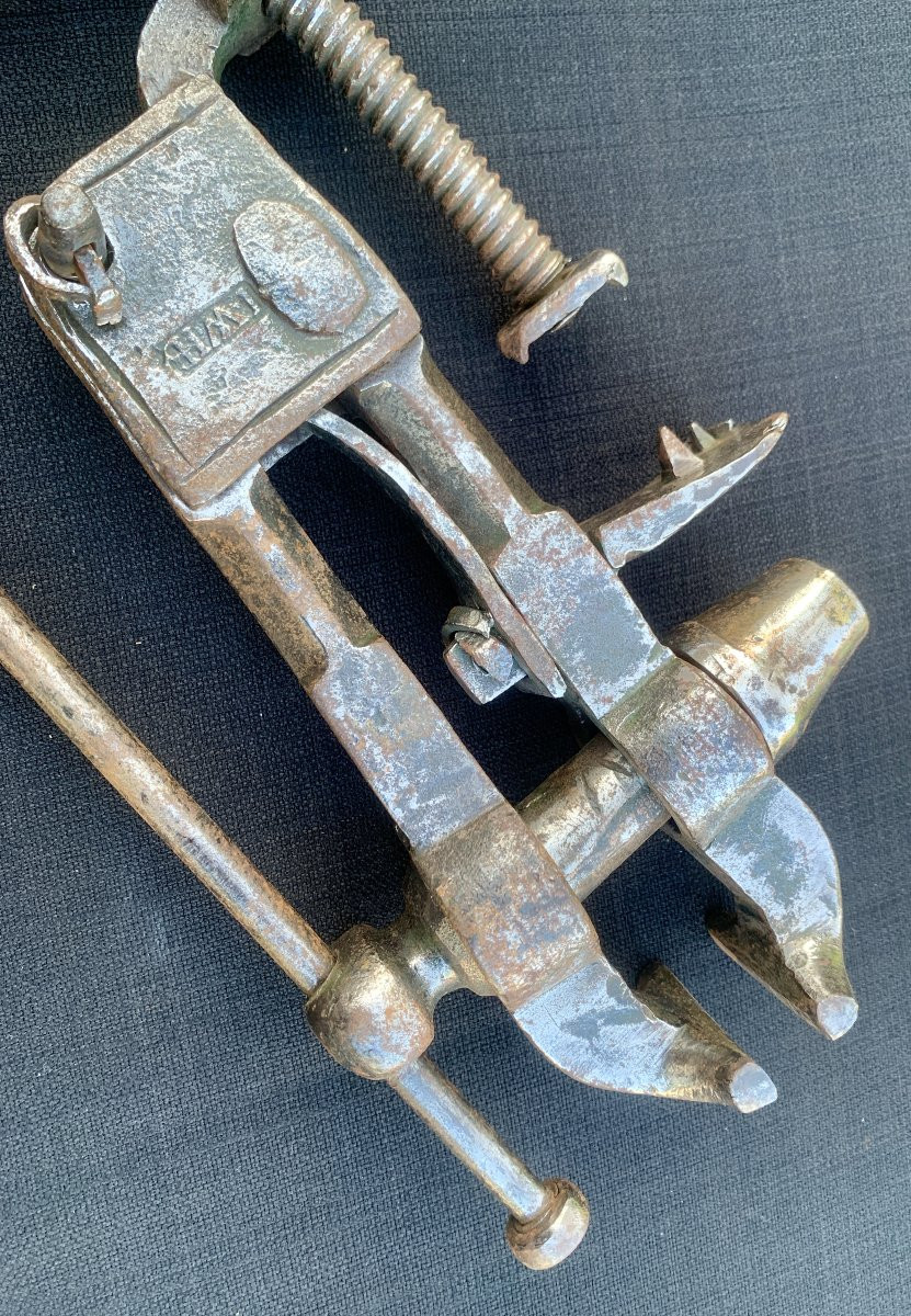 Large Iron Vice, Marked With Initials, 17th Or 18th C.-photo-4