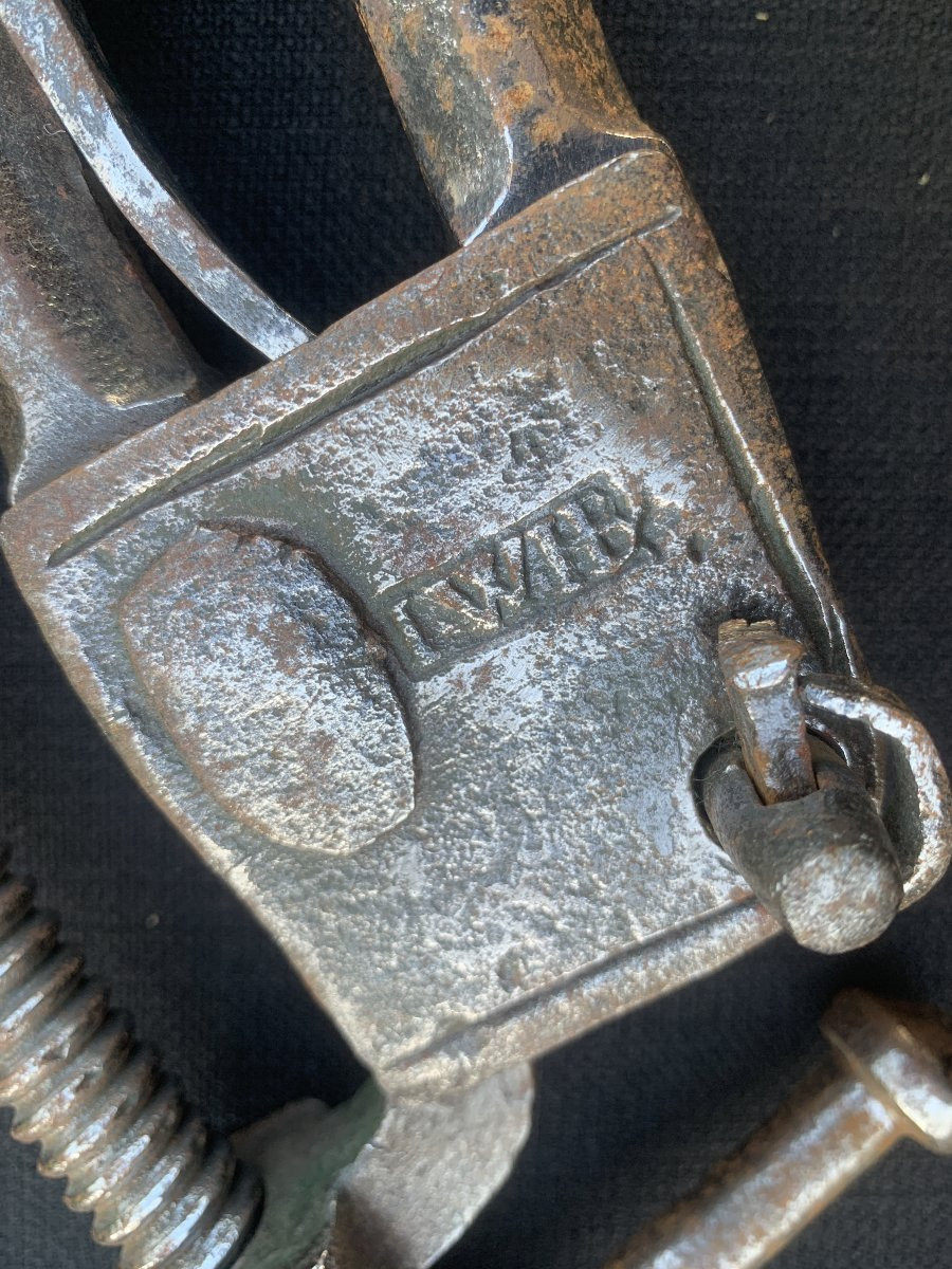 Large Iron Vice, Marked With Initials, 17th Or 18th C.-photo-3