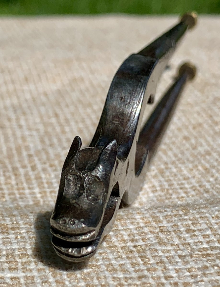 Casse noisettes ou pignes en fer forgé et ciselé, tête de loup, XIXe s-photo-3