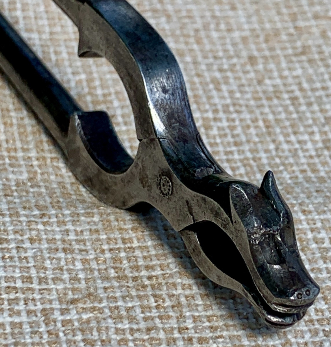 Casse noisettes ou pignes en fer forgé et ciselé, tête de loup, XIXe s
