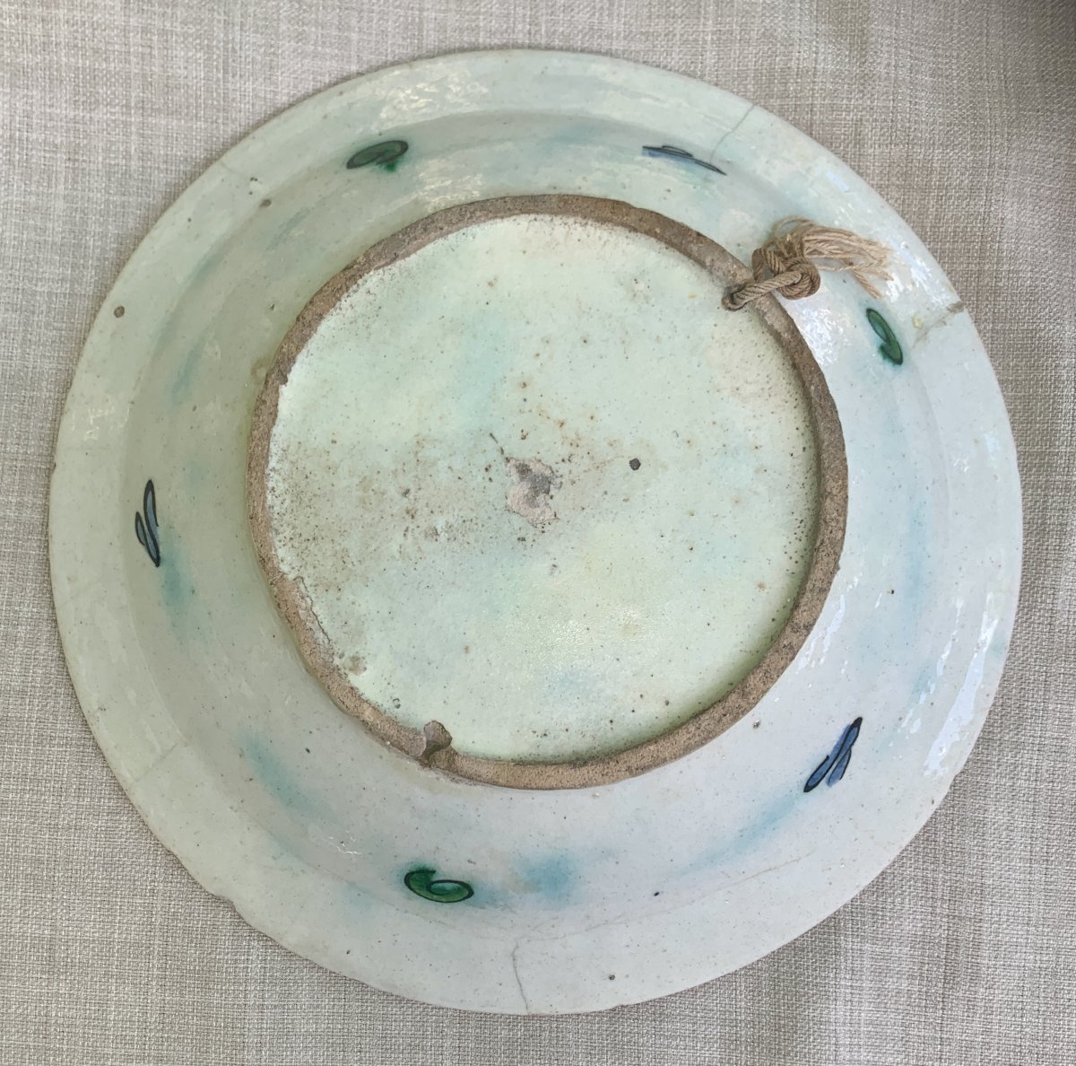 Plat céramique Iznik vers 1600 décor à la feuille de Saz, très belles couleurs dont rouge-photo-3