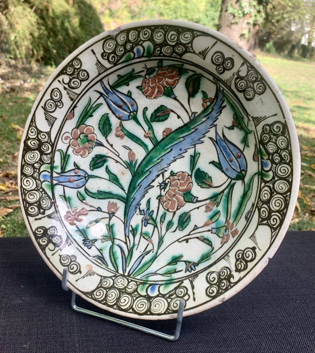 Plat céramique Iznik vers 1600 décor à la feuille de Saz, très belles couleurs dont rouge-photo-4
