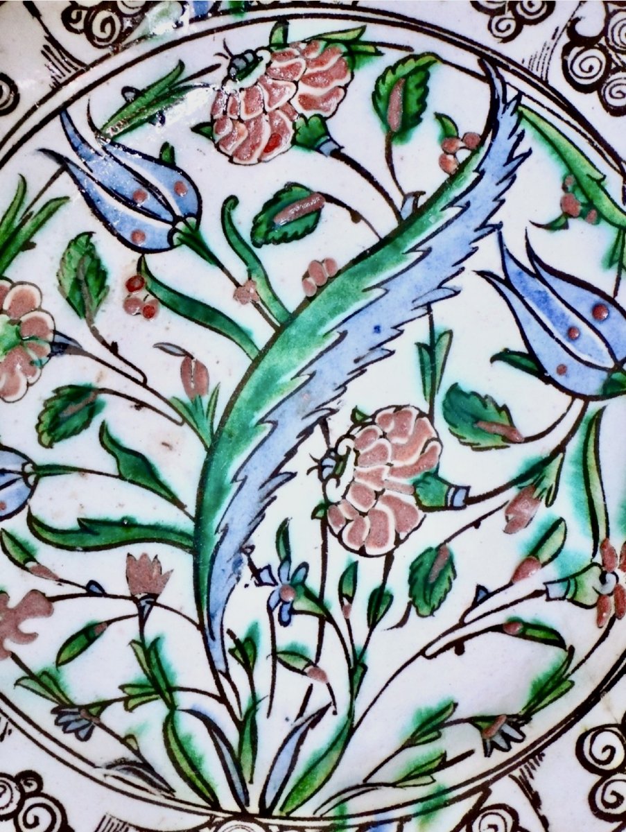 Plat céramique Iznik vers 1600 décor à la feuille de Saz, très belles couleurs dont rouge-photo-1