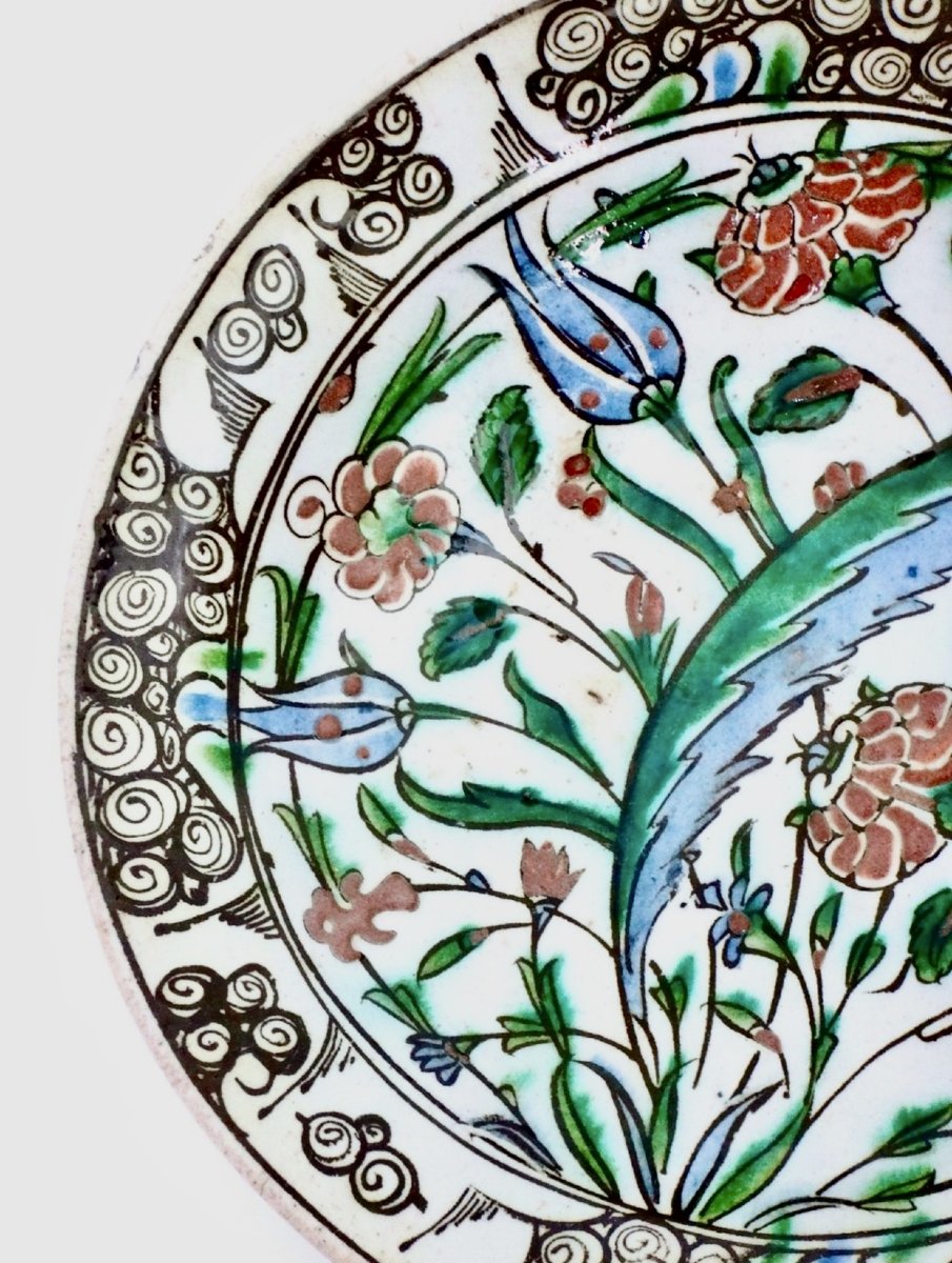 Plat céramique Iznik vers 1600 décor à la feuille de Saz, très belles couleurs dont rouge-photo-3