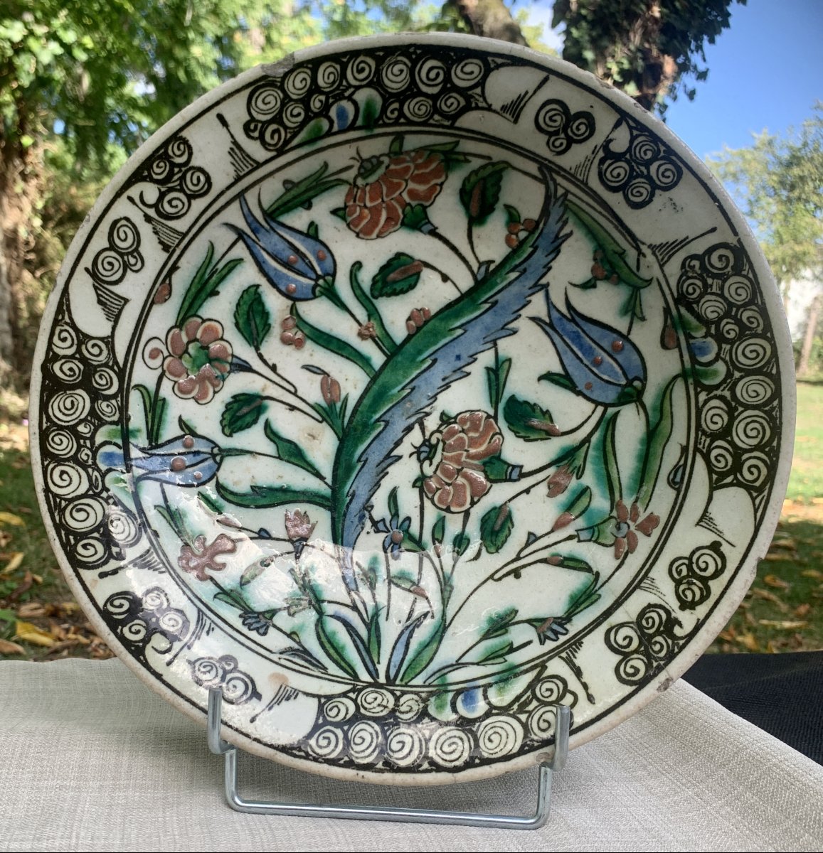 Plat céramique Iznik vers 1600 décor à la feuille de Saz, très belles couleurs dont rouge-photo-4