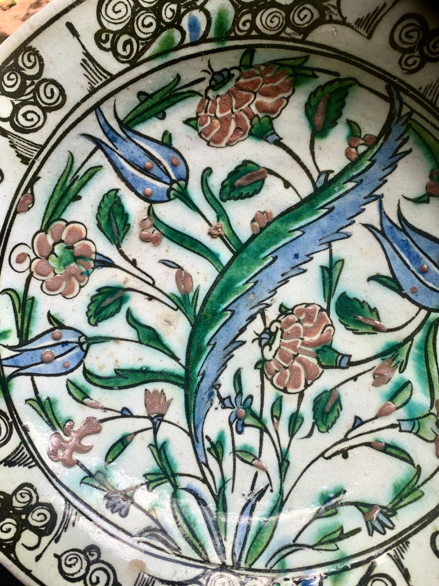 Plat céramique Iznik vers 1600 décor à la feuille de Saz, très belles couleurs dont rouge-photo-5