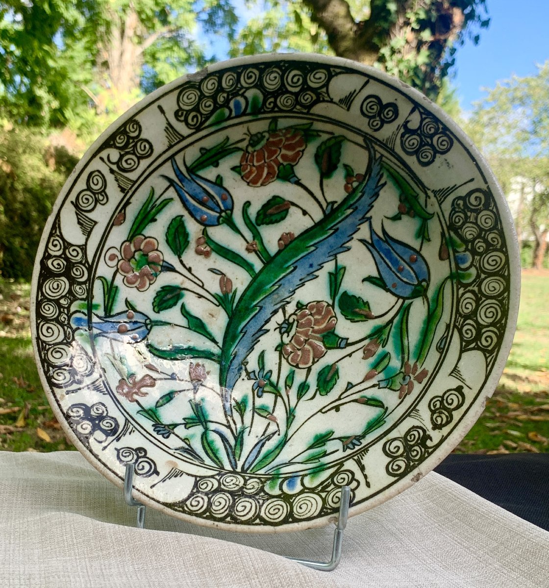 Plat céramique Iznik vers 1600 décor à la feuille de Saz, très belles couleurs dont rouge-photo-6