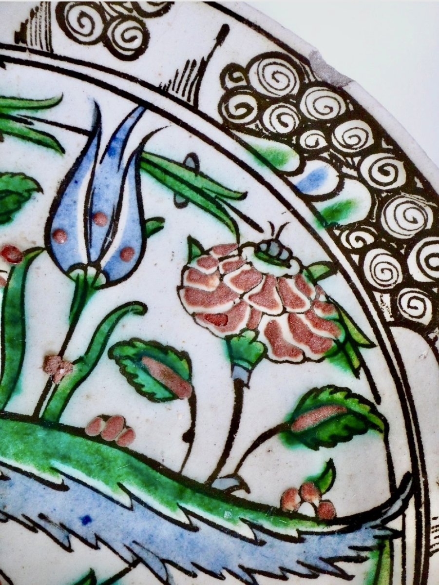 Plat céramique Iznik vers 1600 décor à la feuille de Saz, très belles couleurs dont rouge-photo-7