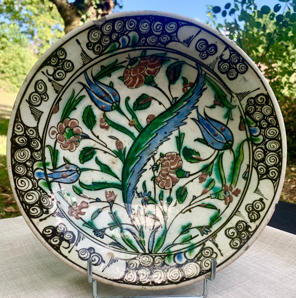 Plat céramique Iznik vers 1600 décor à la feuille de Saz, très belles couleurs dont rouge-photo-8