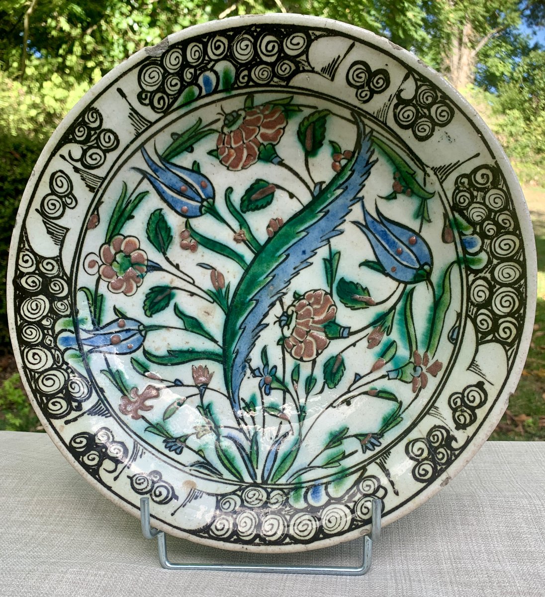 Plat céramique Iznik vers 1600 décor à la feuille de Saz, très belles couleurs dont rouge