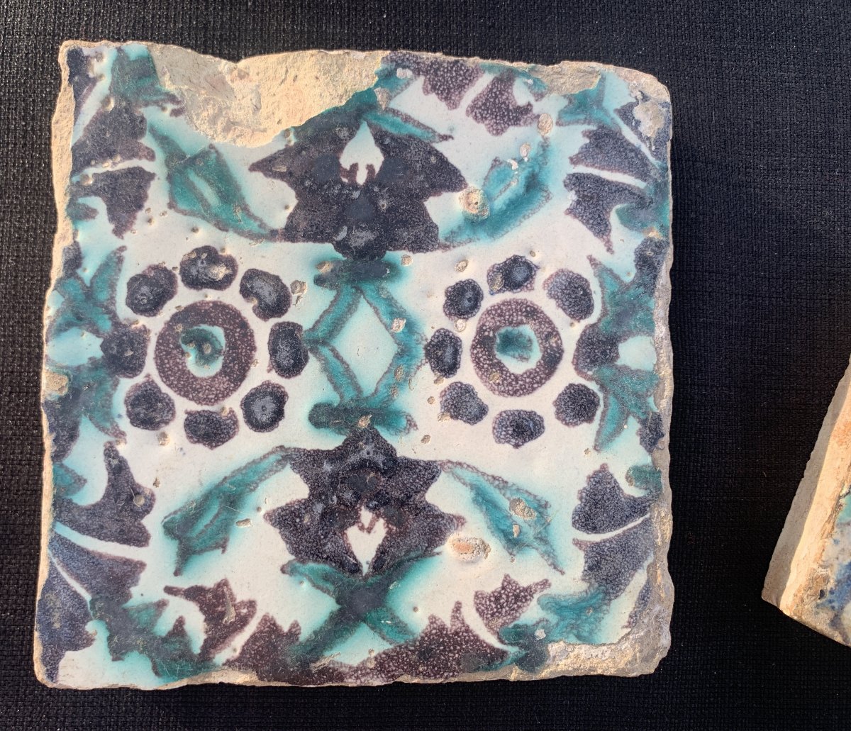 2 carreaux en céramique polychrome, Tunisie fin du XVIIe ou début XVIIIe s-photo-4