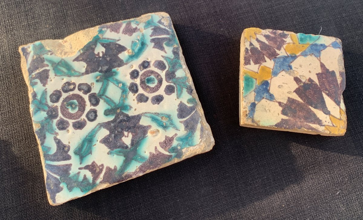 2 carreaux en céramique polychrome, Tunisie fin du XVIIe ou début XVIIIe s