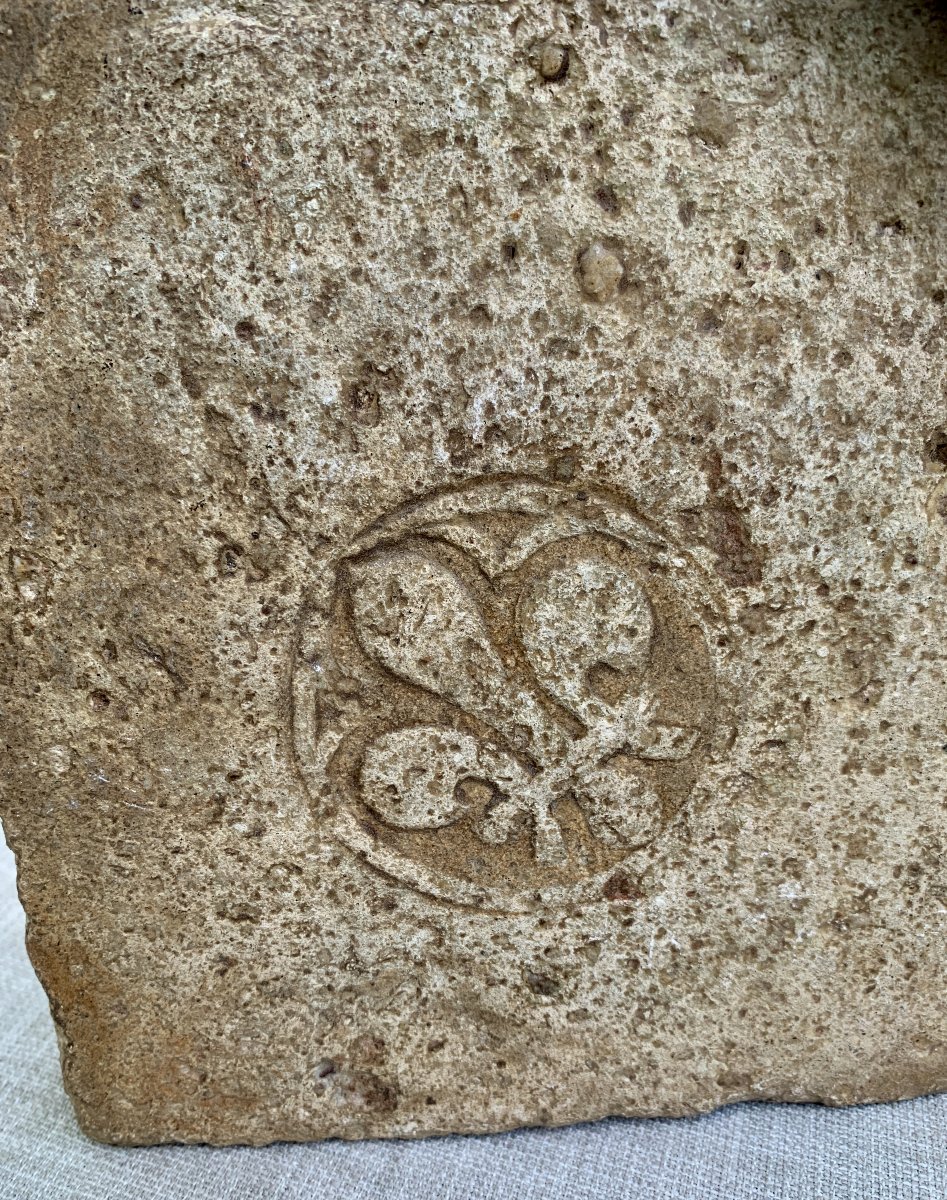 Pendant 2 gds carreaux médiévaux estampés fleurs lys, provenance Abbaye Royale Réau Poitou-photo-3