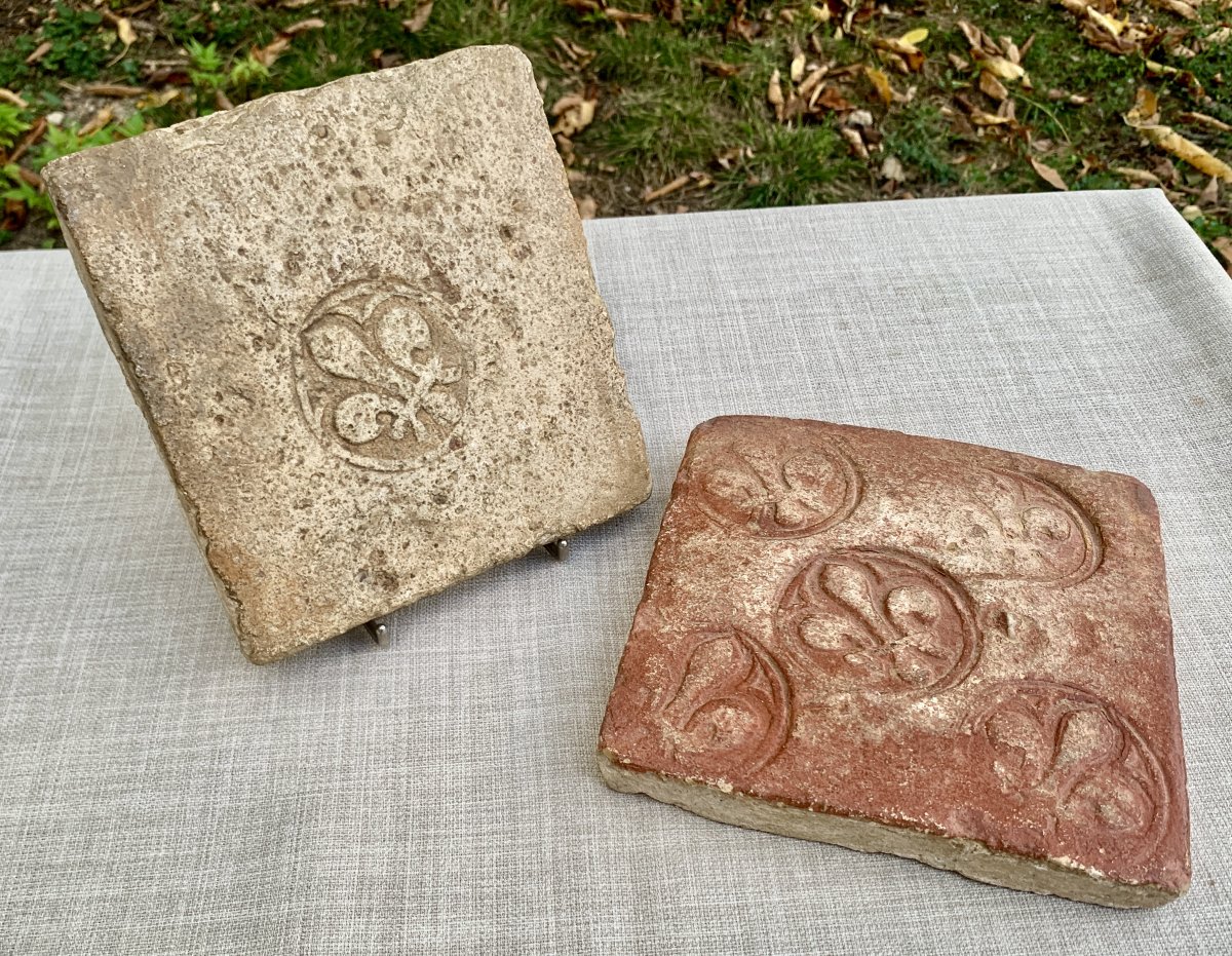 Pendant 2 gds carreaux médiévaux estampés fleurs lys, provenance Abbaye Royale Réau Poitou-photo-1
