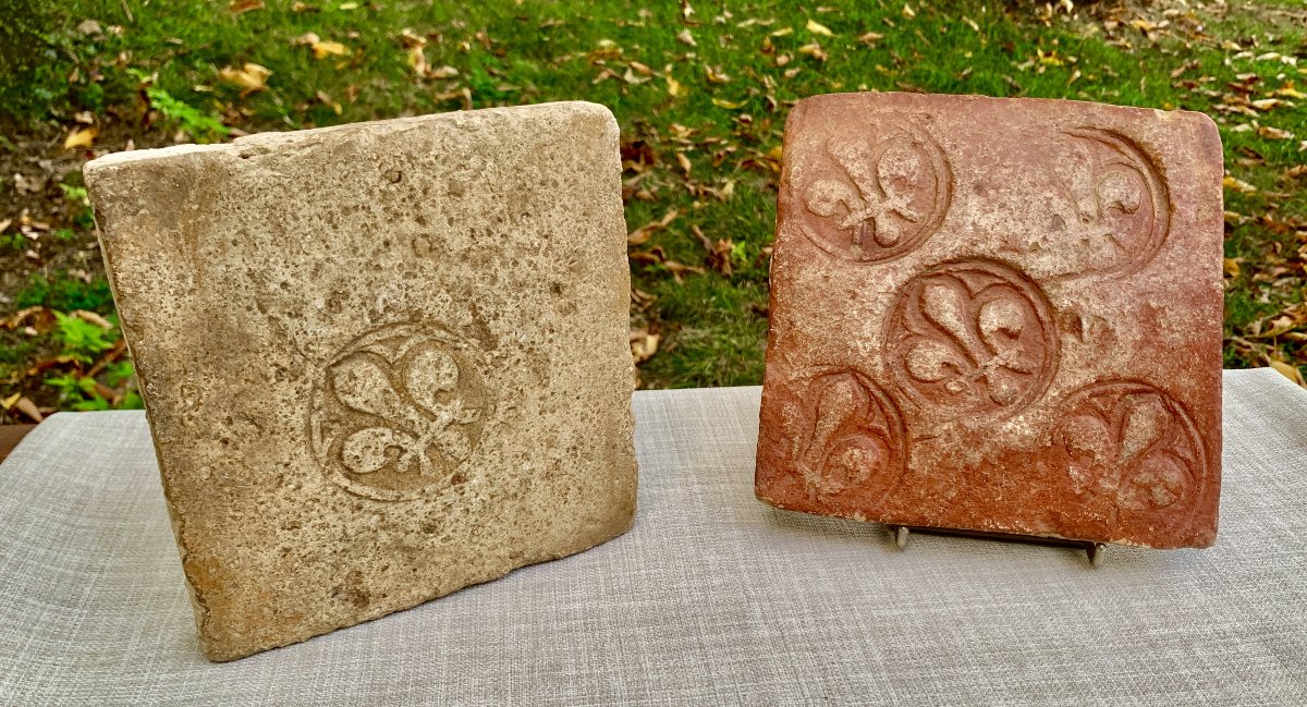 Pendant 2 gds carreaux médiévaux estampés fleurs lys, provenance Abbaye Royale Réau Poitou-photo-4