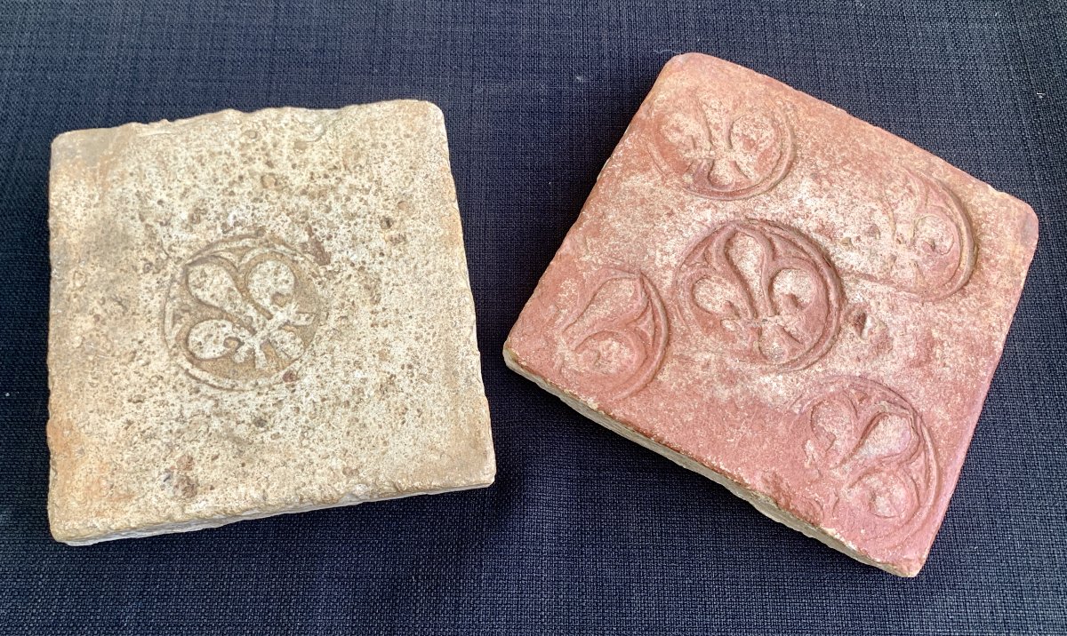 Pendant 2 gds carreaux médiévaux estampés fleurs lys, provenance Abbaye Royale Réau Poitou-photo-5