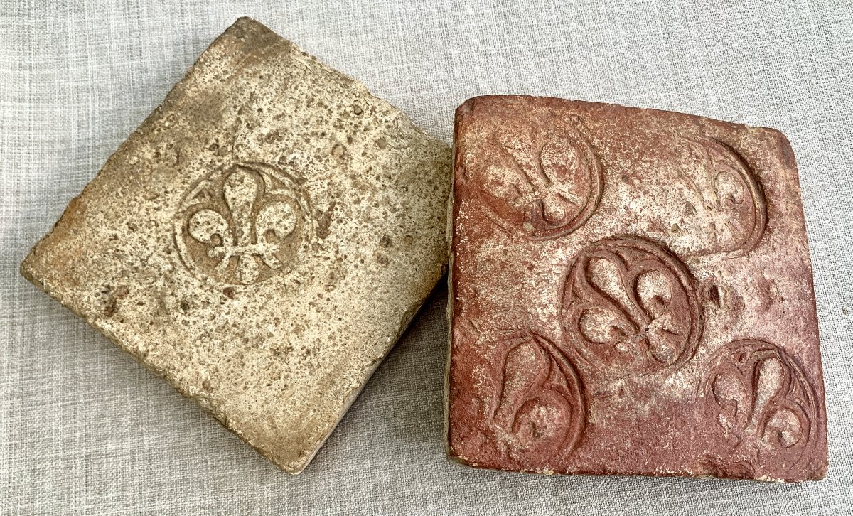 Pendant 2 gds carreaux médiévaux estampés fleurs lys, provenance Abbaye Royale Réau Poitou