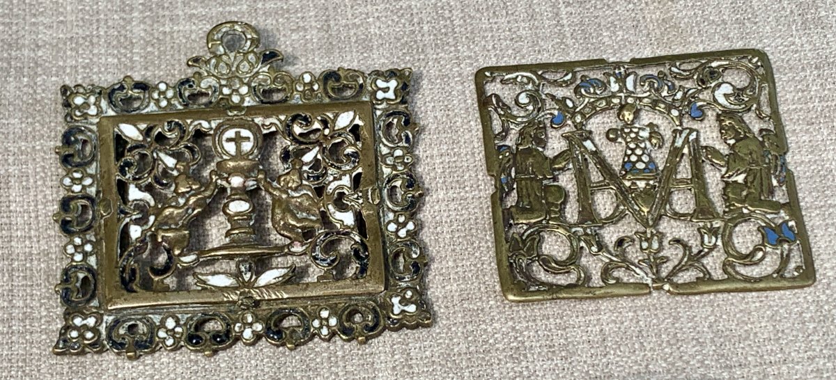  Spain, Ca. 1600/1620, 2 Chiseled, Openwork, And Enameled Brass Devotional Pendants-photo-5