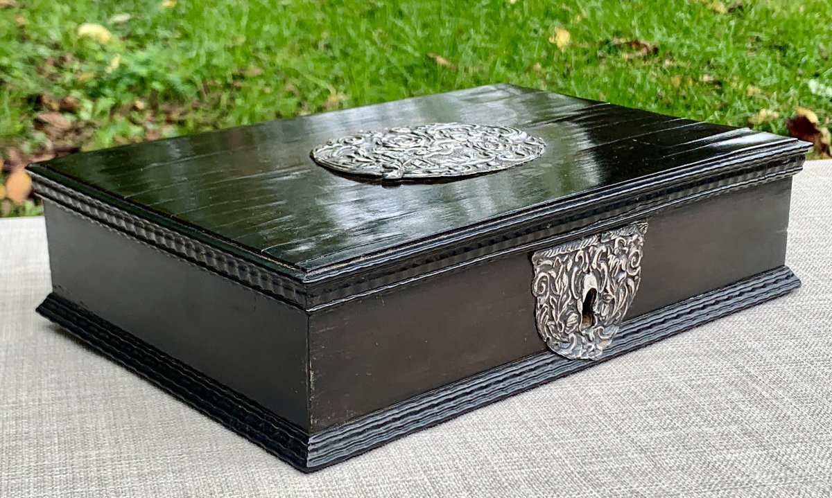 Coffret ép L XIV ébène bordures guillochées, plaque dessus couvercle & entrée serrure argent-photo-2