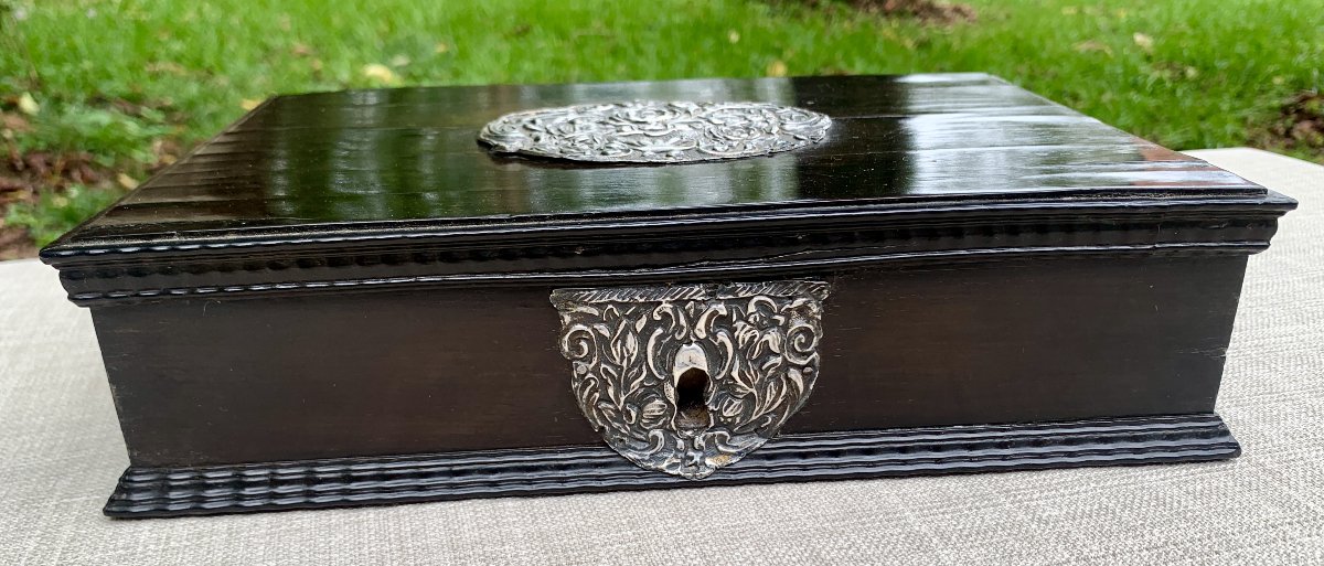Coffret ép L XIV ébène bordures guillochées, plaque dessus couvercle & entrée serrure argent-photo-2