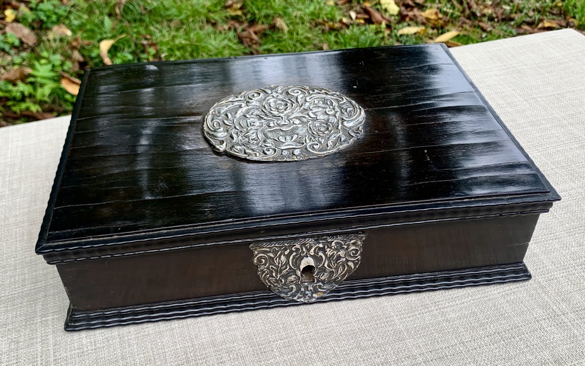 Coffret ép L XIV ébène bordures guillochées, plaque dessus couvercle & entrée serrure argent