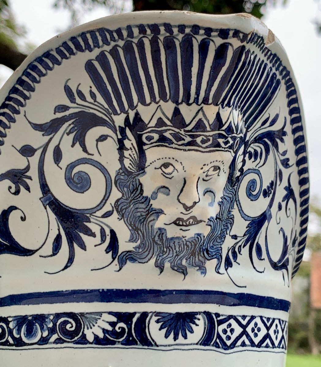 Très gd hanap faïence Rouen fin XVIIe s camaïeu bleu lambrequins relief tête indien-photo-3