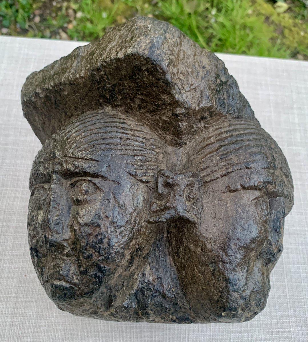 MUSEE: XIe / XIIe s, Pt chapiteau pierre noire (baslate ?) 4 faces avec visages africains-photo-2