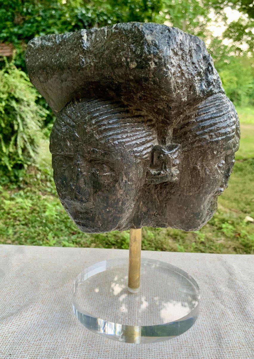 MUSEE: XIe / XIIe s, Pt chapiteau pierre noire (baslate ?) 4 faces avec visages africains-photo-1