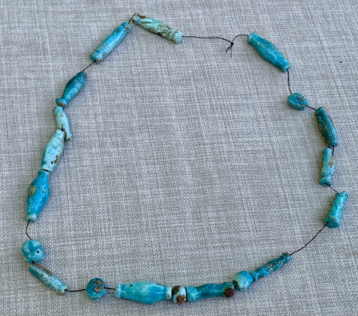 Archéo egyptienne: collier perles tubulaires céramiq fritte bleu turquoise