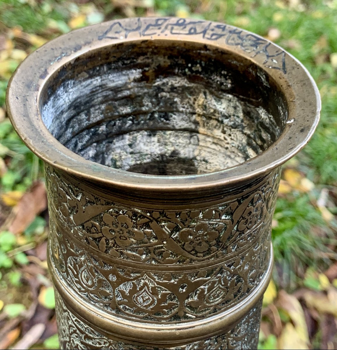 Ep Safavide, déb XVIIe s, porte flambeau en laiton richement gravé -photo-4